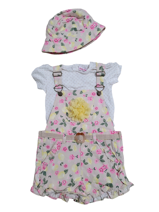 Little Lass conjunto jardineira jeans com blusa e chapéu flores rosa menina
